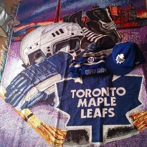 Toronto Maple  rug VALUE $99 and hats and gloves like NEW